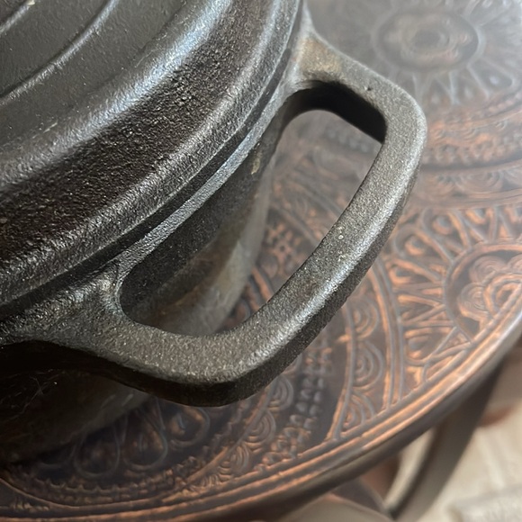 Cast Iron Dutch Oven - Black seasoned and ready for use or display. EUC - Picture 6 of 8